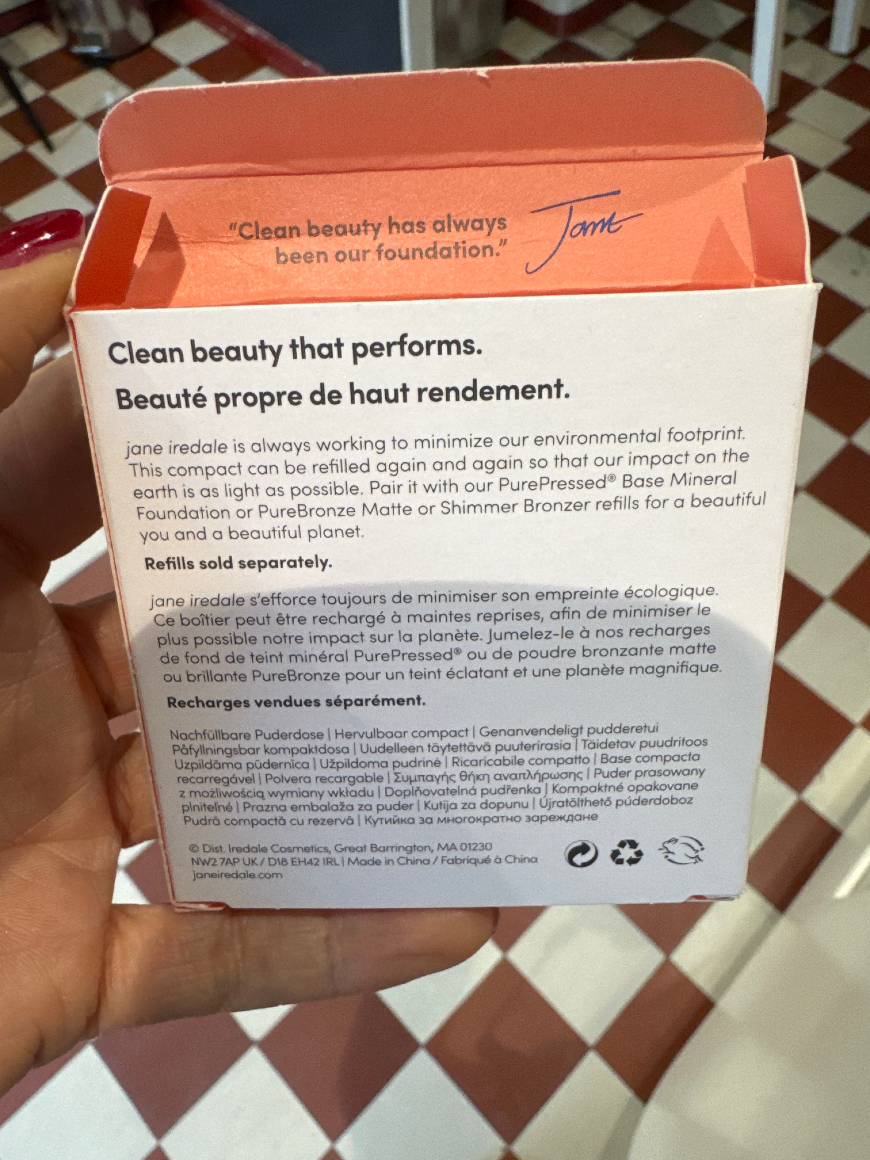 Jane Iredale, Rasia kiinteitä meikkipohjia ja broncereita varten