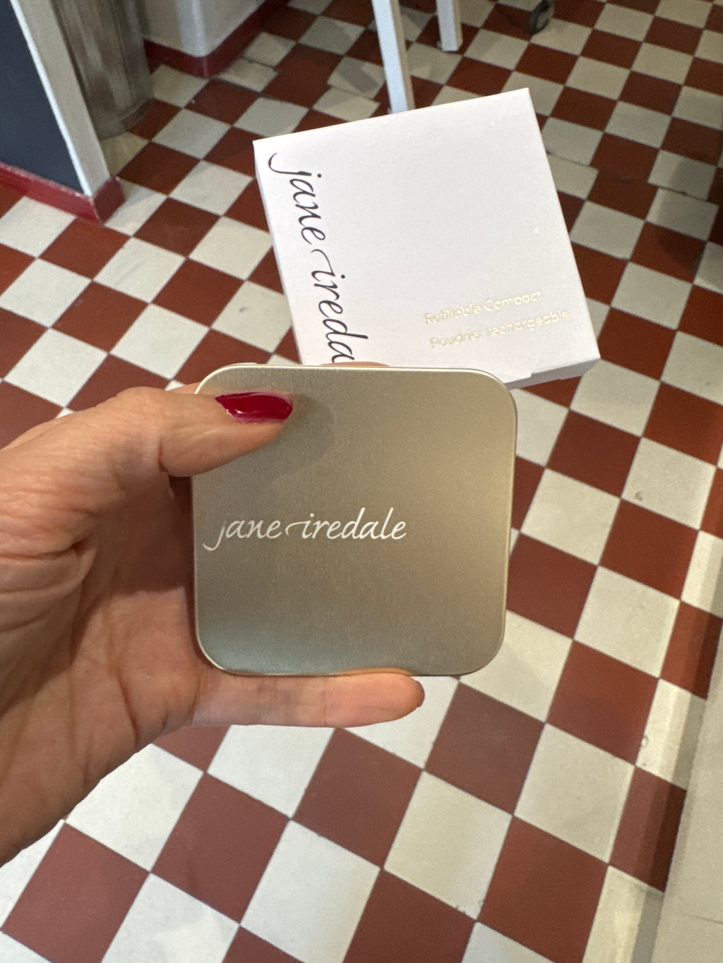 Jane Iredale, Rasia kiinteitä meikkipohjia ja broncereita varten